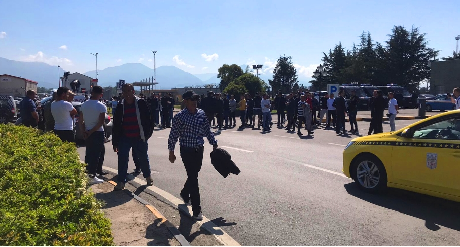 Banoret e Rinasit serish proteste, bllokojne rrethrrotullimin prane aeroportit